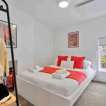 2 Bedroom City Centre Apartment With Free Parking Gloucester Exterior photo