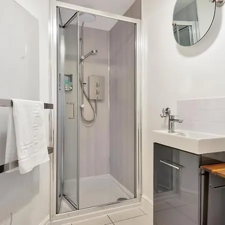 2 Bedroom City Centre Apartment With Free Parking Gloucester Exterior photo