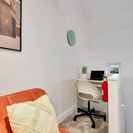 2 Bedroom City Centre Apartment With Free Parking Gloucester Exterior photo
