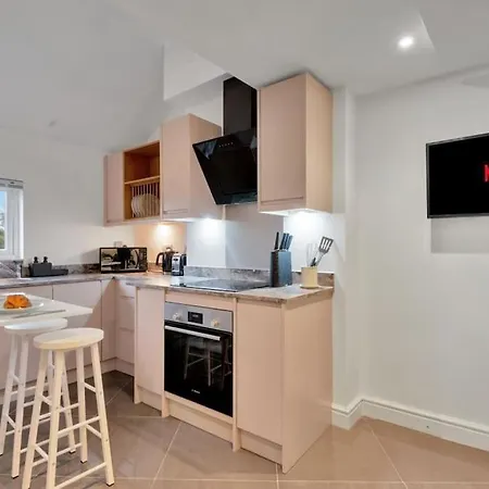 2 Bedroom City Centre Apartment With Free Parking Gloucester Exterior photo