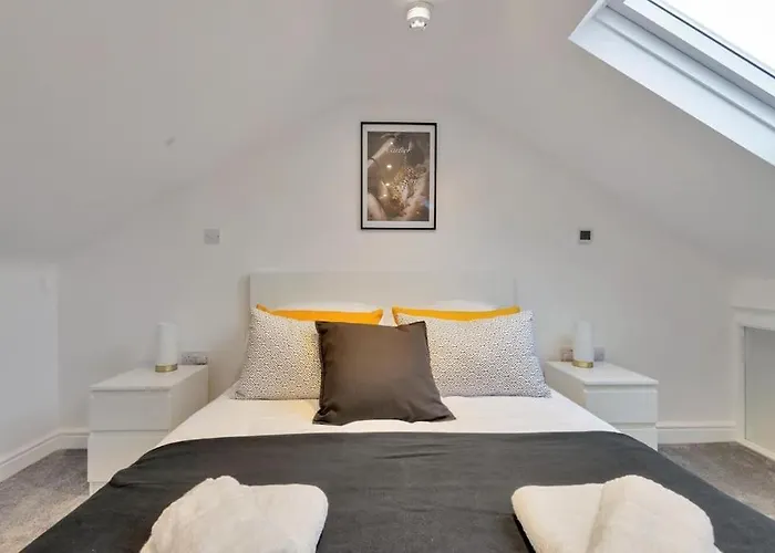 2 Bedroom City Centre Apartment With Free Parking