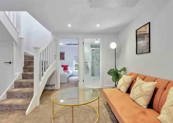 2 Bedroom City Centre Apartment With Free Parking