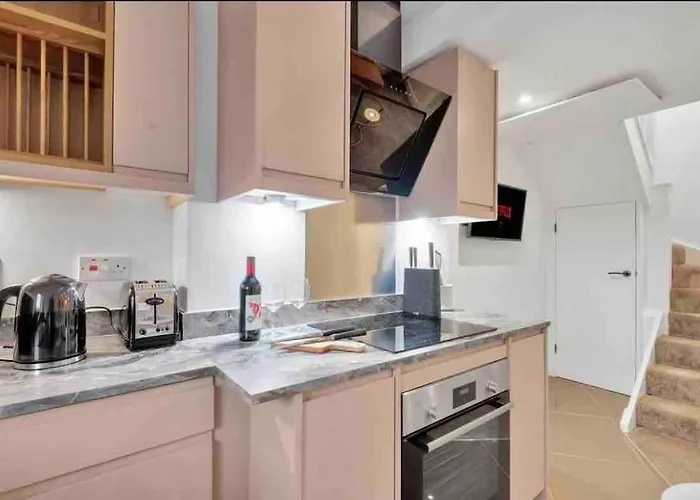2 Bedroom City Centre Apartment With Free Parking