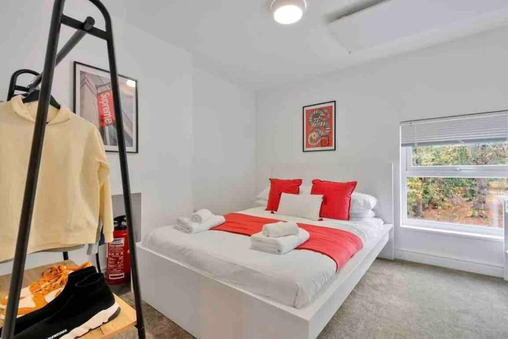2 Bedroom Centre With Free Parking * Глостер