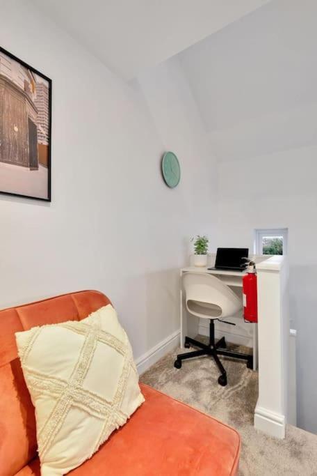 2 Bedroom Centre With Free Parking * Глостер