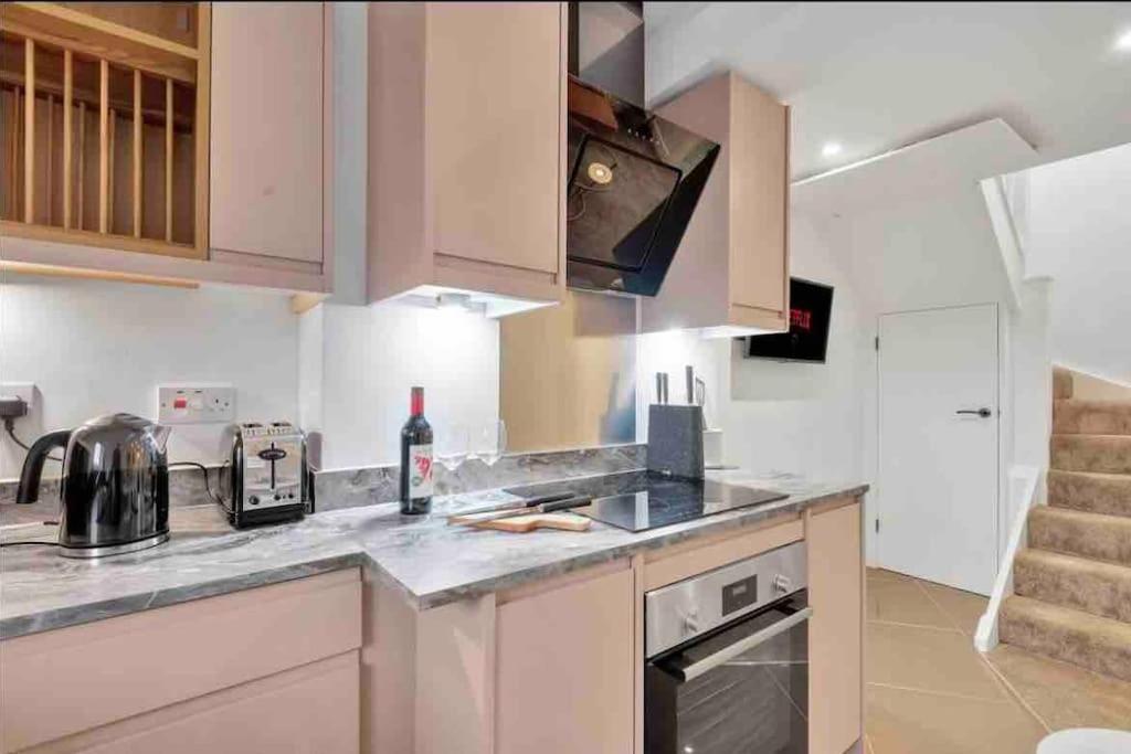 2 Bedroom Centre With Free Parking * Глостер